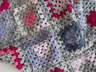 Barnevognstæppe, oldemorfirkanter i grå/rosa/lilla