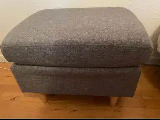 Grå med træ fødder puf