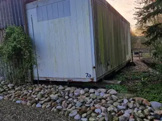 Alo container med påbegyndt halvtag