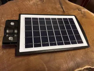 Solcelle 60W gadelampe med bevægelsessencor og indbygget batteri