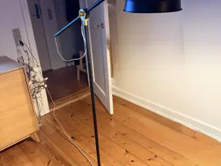 Gulvlampe sort metal