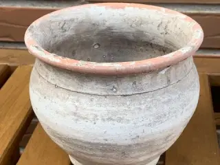 Beige urtepotteskjuler med antik look