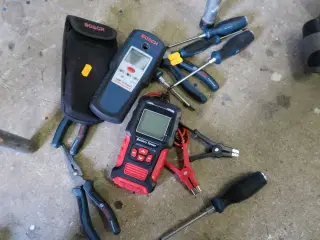 Multidetektor BOSCH DMF 10 Zoom samt batteritester og værktøj