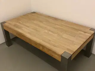 Sofabord i massiv eg og med stålben