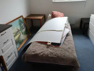 Rum med indhold bl.a. seng, div. Skabe, maleri, vægure m.m.