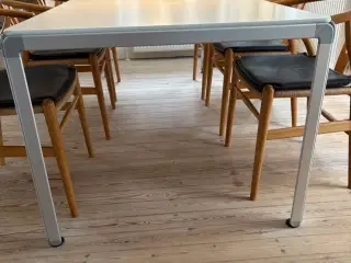 Montana spisebord designet af Arne Jacobsen