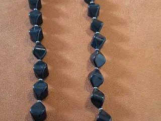 Halskæde af sorte perler