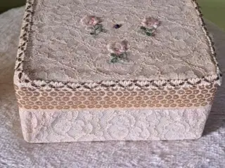 Gl smykkeskrin skrinet ind holder perler