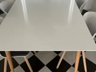 Spisebord med stole fra Ilva