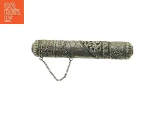 Dekorativ manuskript rulle beholder med røgelsespinde (str. 22 cm)