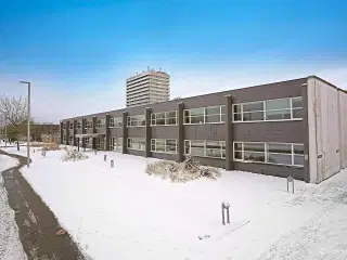 Flot og moderne kontorlejemål indrettet i en New-Yorker stil med et tilhørende lagerlokale.