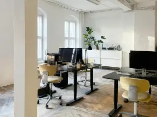 Coworkingplads til leje i højloftet pakhus på Vesterbro