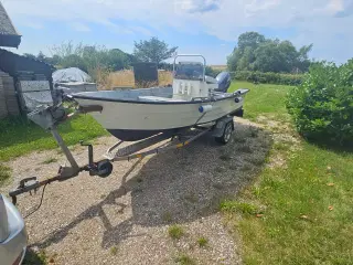 Motorbåd med planskrog og 25hk Yamaha motor