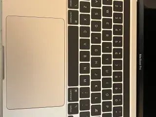 Apple MacBook Pro 2022 M2 og Magic Mouse 