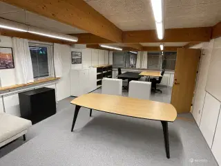 Centralt beliggende 305 m2 kontorer og lager med grøn park udlejes i Jyllinge