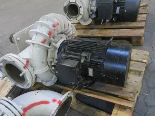 Stor Grundfos centrifugalpumpe