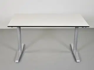 Hæve-/sænkebord med hvid plade, 140 cm.