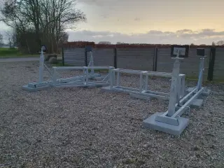 Solidt galvaniseret motorbådsstativ.