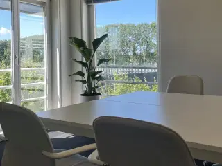 Pænt og indflytningsklart kontorlejemål beliggende på 2. salen