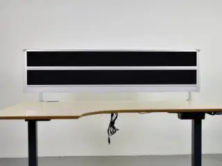 Bordmonteret skærmvæg i sort stof med metal ramme