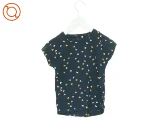 T-Shirt fra Basic needs (str. 104 cm)