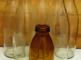 Gamle mælkeflasker - 1 liter og 1/2 lite