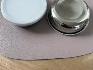 2 små skåle i stål med låg