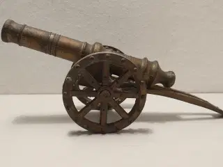 Gammel messingkanon i fin stand. L 23cm.