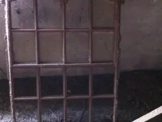 1 stk. Gammel støbejerns staldvindue