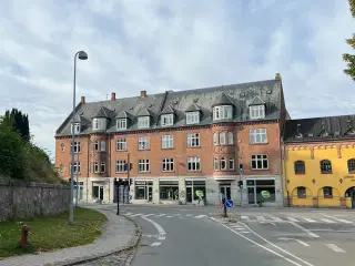 Charmerende kontor/klinik i hyggelig baggård