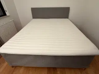 Flot dobbelt seng med sengegavl