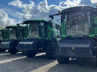 Deutz-Fahr C7206 With 24feed - 7.2m header. New and unused Combine together with 7.2m header