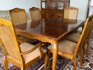 Smukt ældre spisebord m/2 plader og 6 stole