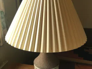 Keramik bordlampe med plisseskærm
