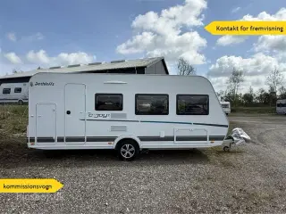 2022 - Dethleffs C'joy 480 QLK   Rigtig fin let lille let køjevogn med god plads fra Hinshøj Caravan A/S