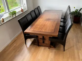 Spisebord med stole