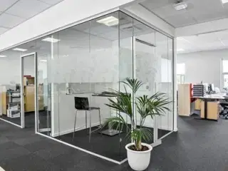 1.140 m² helt moderne indretning - overtages nymalet og med ejendommens gode faciliteter, bl.a. bemandet reception, k...