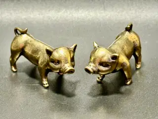 To miniature grisefigurer håndstøbt af messing