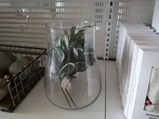 Vase med kunstige blomster