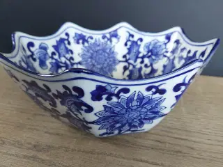 Porcelæn, skål super flot, hvid med blå tegn
