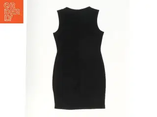 Sort kjole fra New Look (str. 164)
