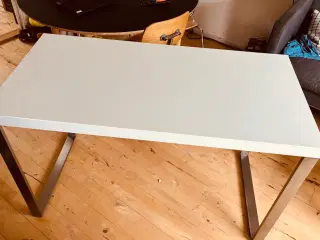 Bord i let materiale sælges