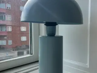 Lyseblå lampe fra Søstrene Grene 