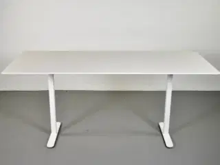 Bord i hvid med hvidt stel