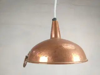 Loftlampe udformet af en fin gammel kobber tragt