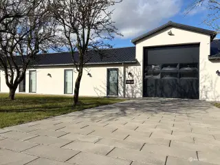 🌿 Attraktivt og nyrenoveret erhvervslejemål i rolige omgivelser – kun 20 minutter fra Aarhus