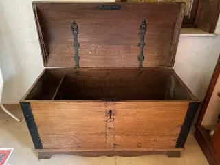 Egetræskiste i fin stand fra 1742