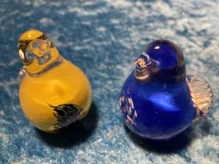 To blå og gule glas-fugle