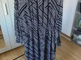 Blå/hvid midi kjole