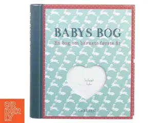 Babys bog, en bog om barnets første år fra Carlsen Egmont (str. 22 x 24 gang i 3 cm)